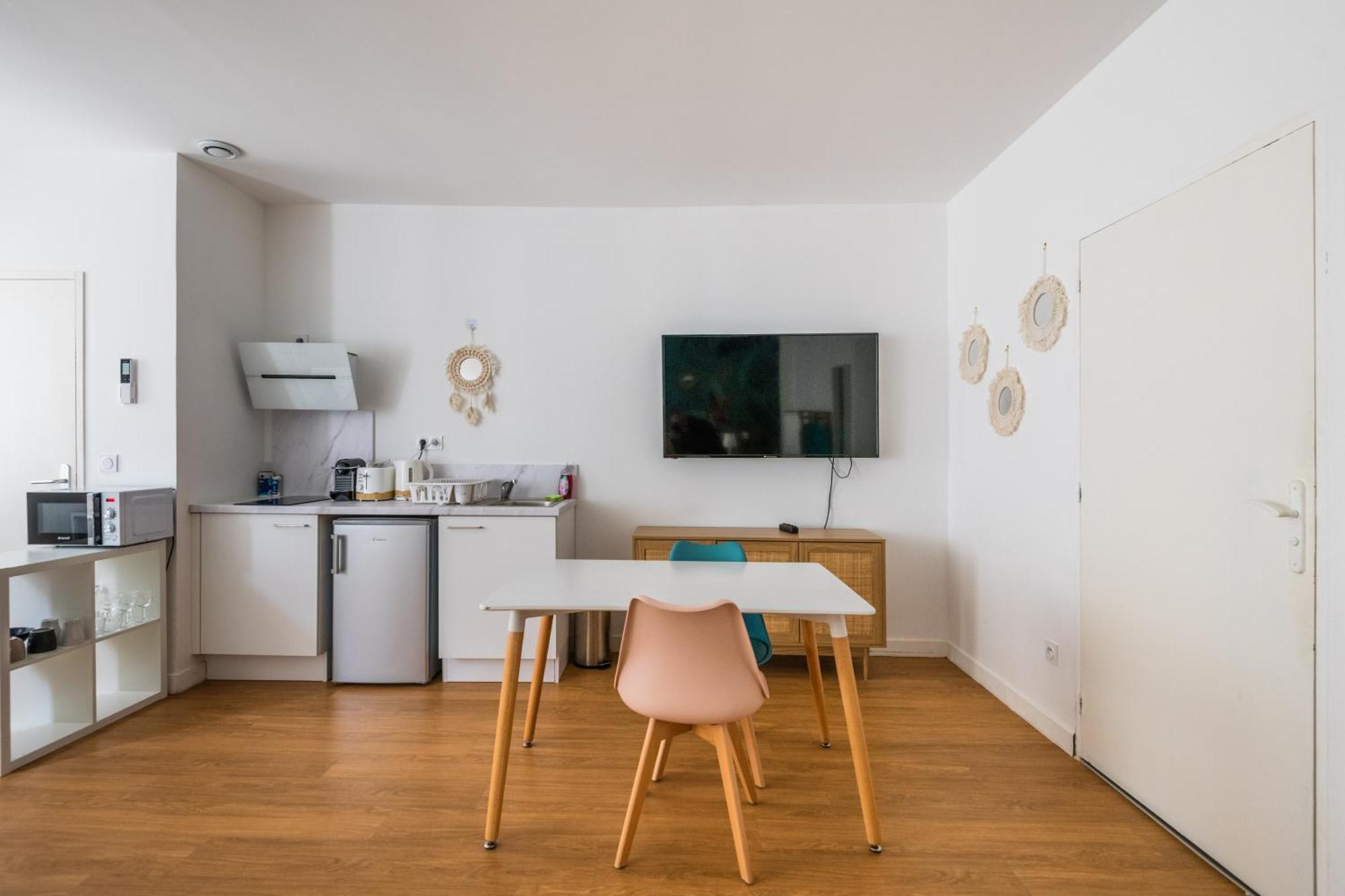 Apartment Le Jungle: Grand Renove, Climatise, Proche De La Gare Bordeaux