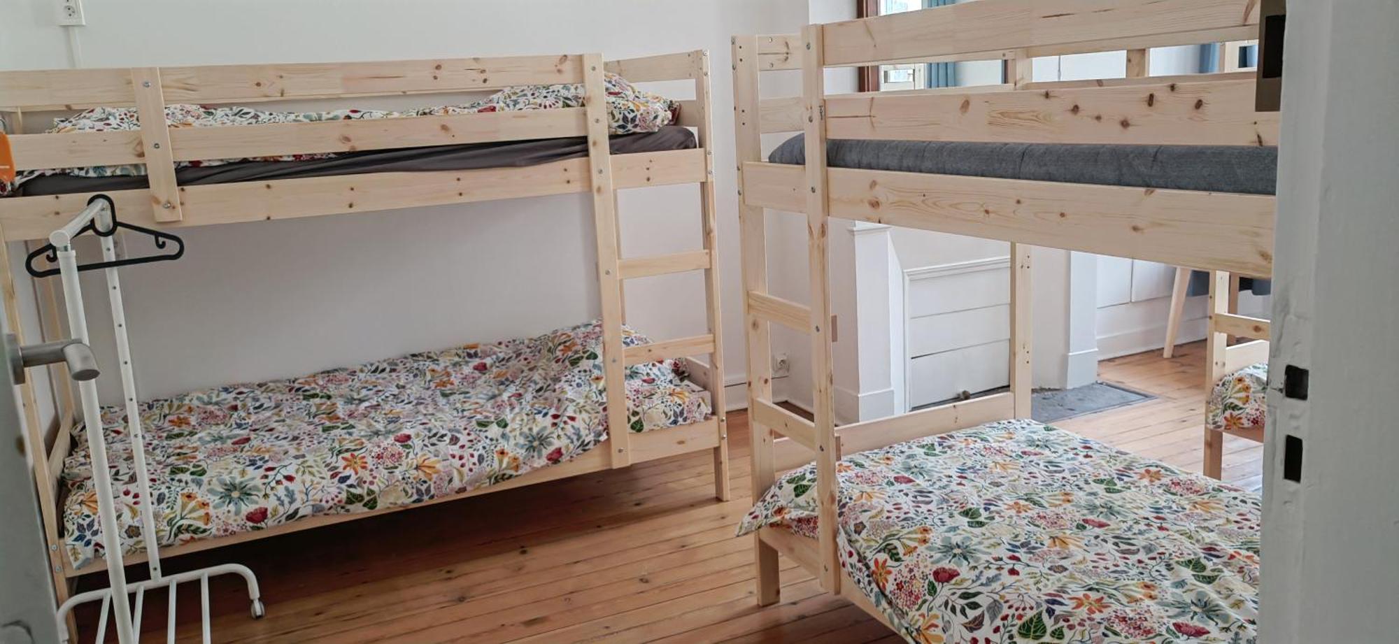 Bed In 6-beds Women Le Jardin Cafe Bordeaux