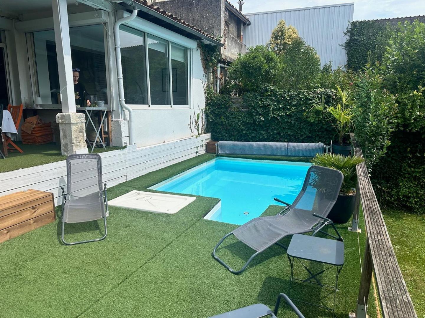 Nhà nghỉ Family House With Pool Bordeaux